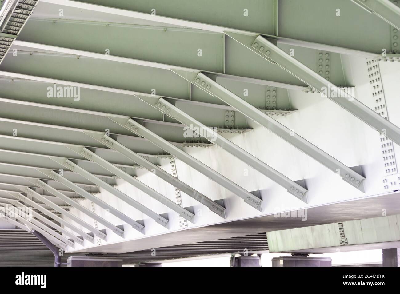 Supporti sotto il ponte per la resistenza strutturale Foto Stock