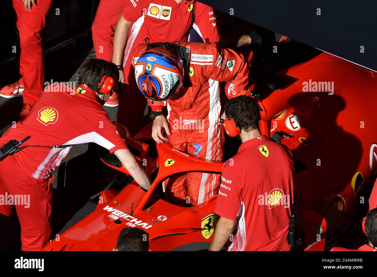 L'equipaggio dei box Ferrari lavora intorno alla Ferrari Formula uno al box Ferrari, durante una mostra a Milano. Foto Stock