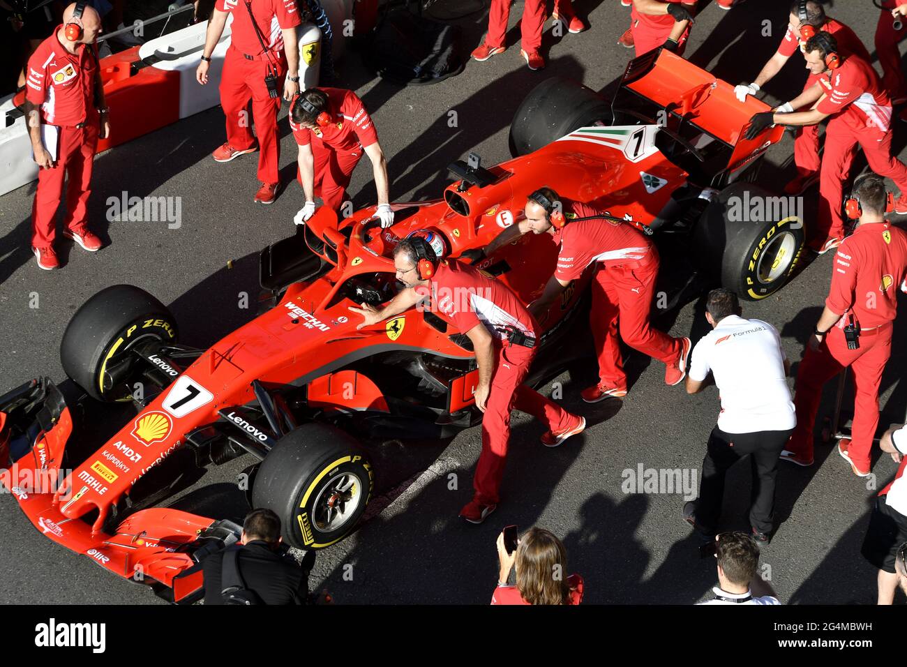 L'equipaggio dei box Ferrari lavora intorno alla Ferrari Formula uno al box Ferrari, durante una mostra a Milano. Foto Stock