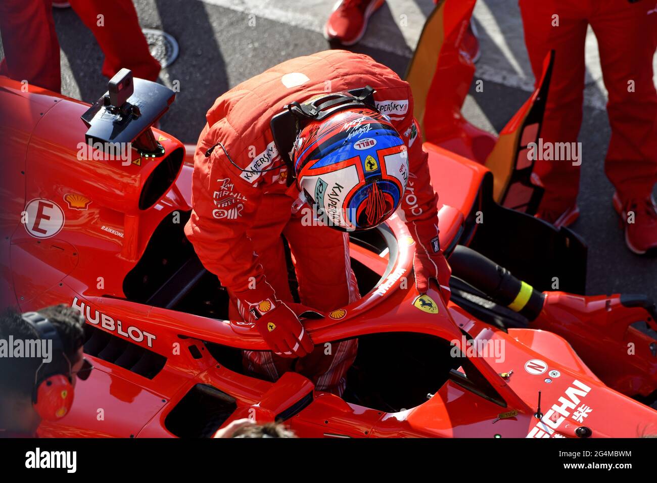 L'equipaggio dei box Ferrari lavora intorno alla Ferrari Formula uno al box Ferrari, durante una mostra a Milano. Foto Stock