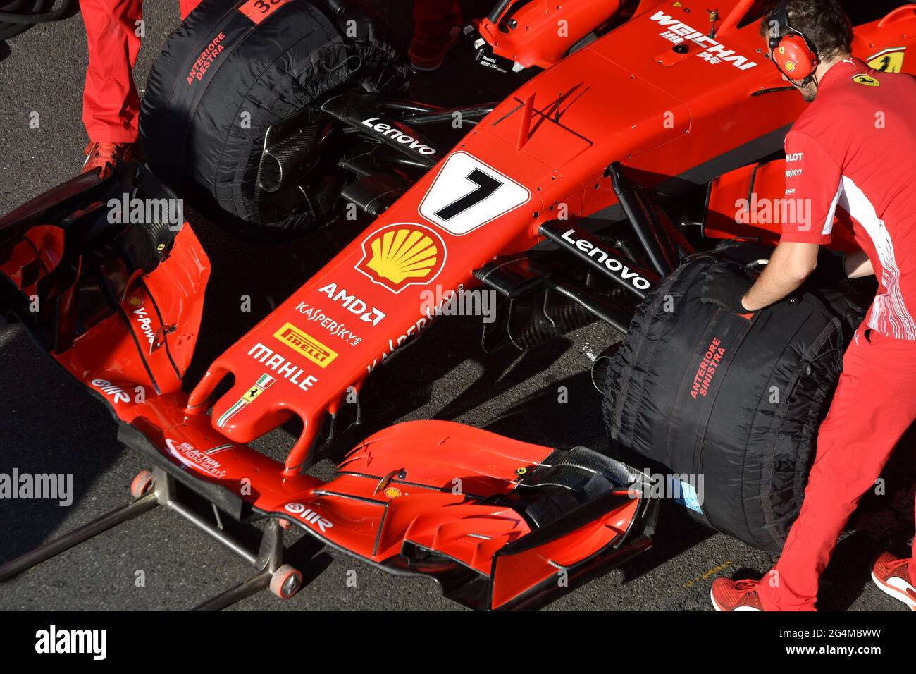 L'equipaggio dei box Ferrari lavora intorno alla Ferrari Formula uno al box Ferrari, durante una mostra a Milano. Foto Stock
