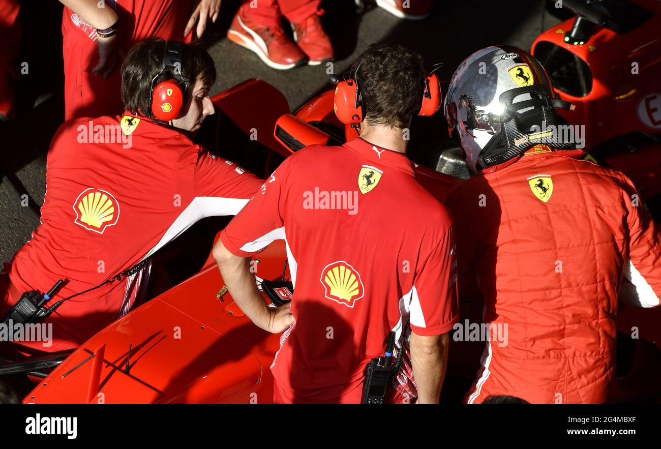 L'equipaggio dei box Ferrari lavora intorno alla Ferrari Formula uno al box Ferrari, durante una mostra a Milano. Foto Stock