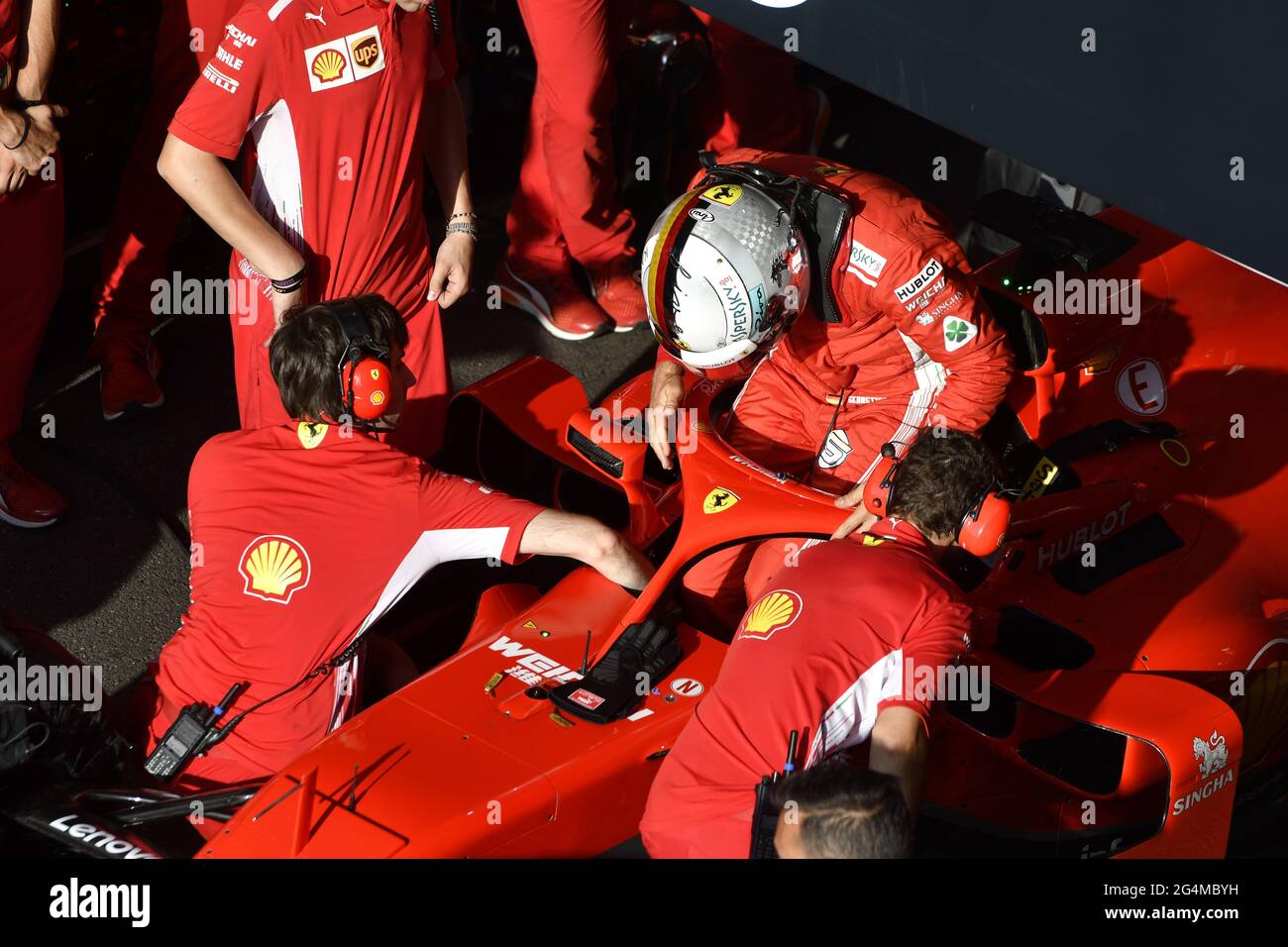L'equipaggio dei box Ferrari lavora intorno alla Ferrari Formula uno al box Ferrari, durante una mostra a Milano. Foto Stock