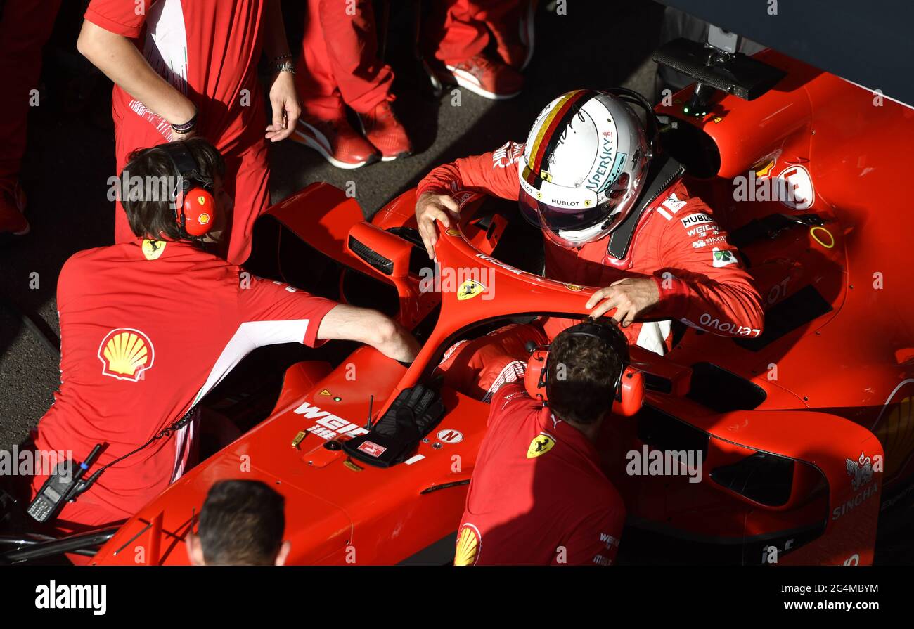 L'equipaggio dei box Ferrari lavora intorno alla Ferrari Formula uno al box Ferrari, durante una mostra a Milano. Foto Stock