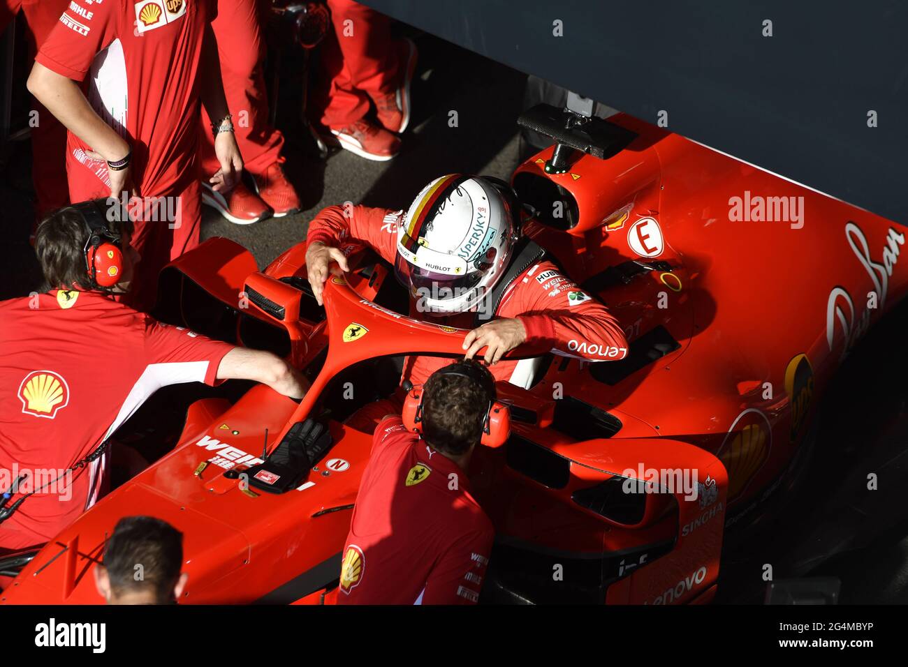 L'equipaggio dei box Ferrari lavora intorno alla Ferrari Formula uno al box Ferrari, durante una mostra a Milano. Foto Stock