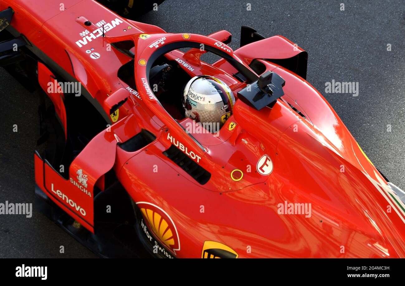 L'equipaggio dei box Ferrari lavora intorno alla Ferrari Formula uno al box Ferrari, durante una mostra a Milano. Foto Stock