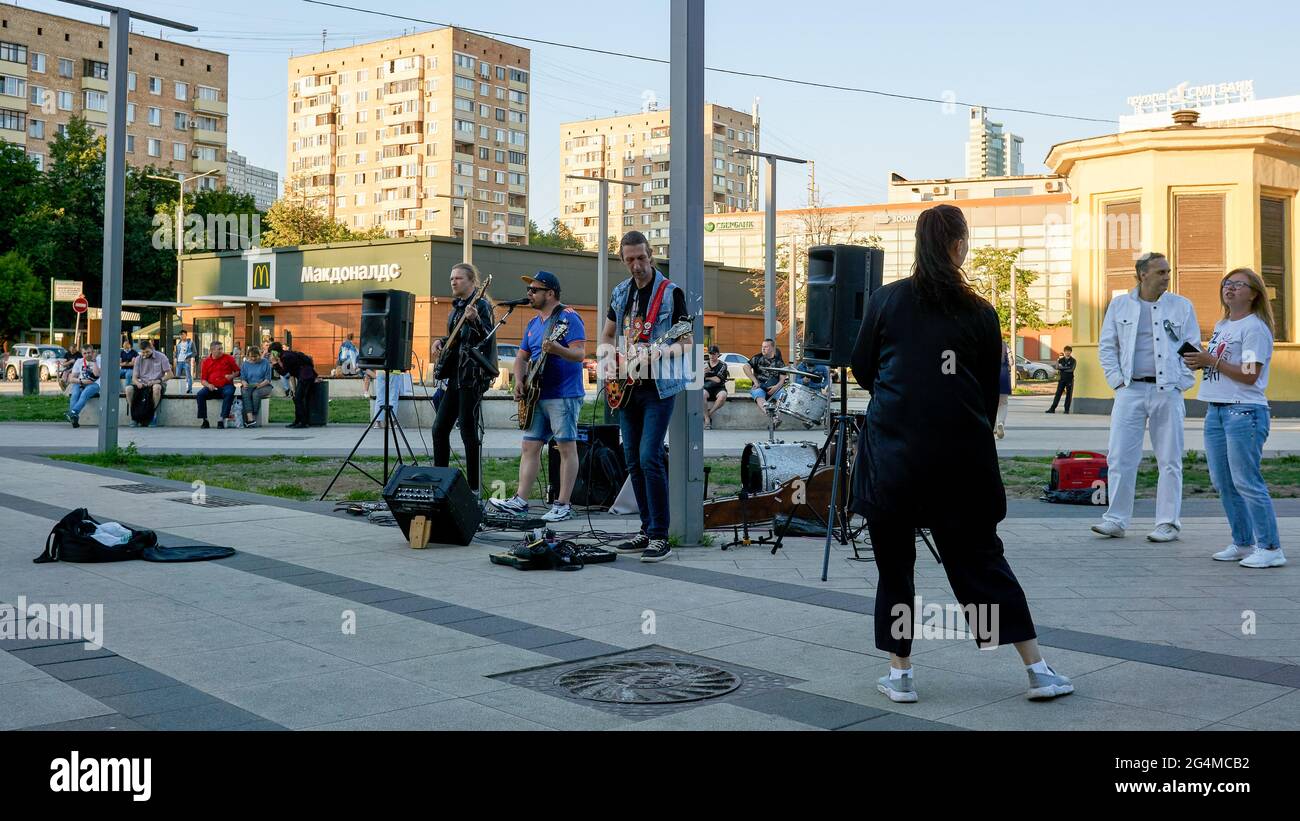 Mosca, Russia. 16 Giugno 2021. Street rock band si esibisce di fronte al McDonald's di Mosca. Nonostante un nuovo focolaio di infezione da coronavirus e l'introduzione di restrizioni nella capitale, i residenti e i turisti di Mosca continuano a riempire le strade della città e a visitare le attrazioni, senza osservare misure di sicurezza antiepidemiologiche. Credit: SOPA Images Limited/Alamy Live News Foto Stock