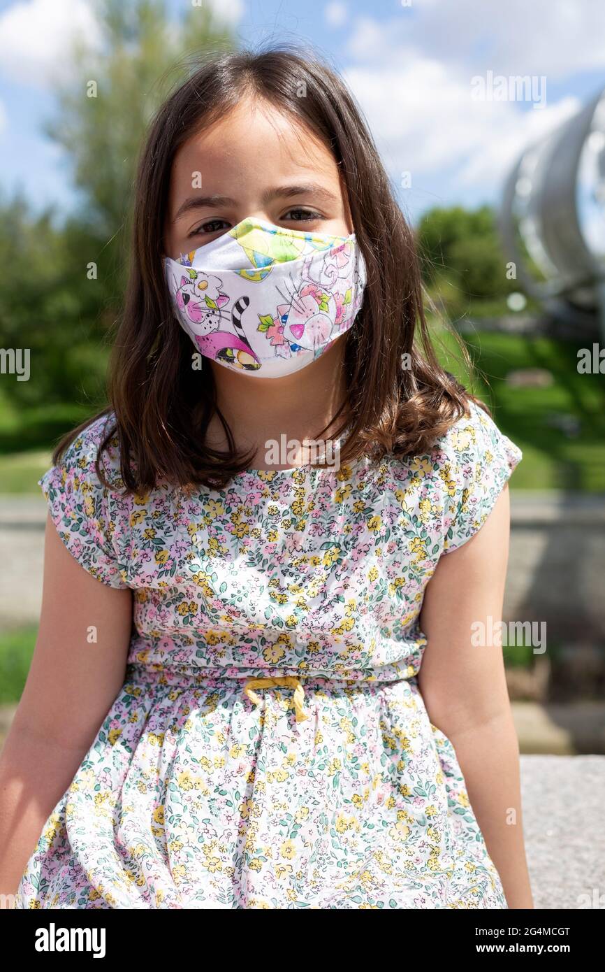 Ritratto di bambino caucasico con maschera al di fuori. Foto Stock