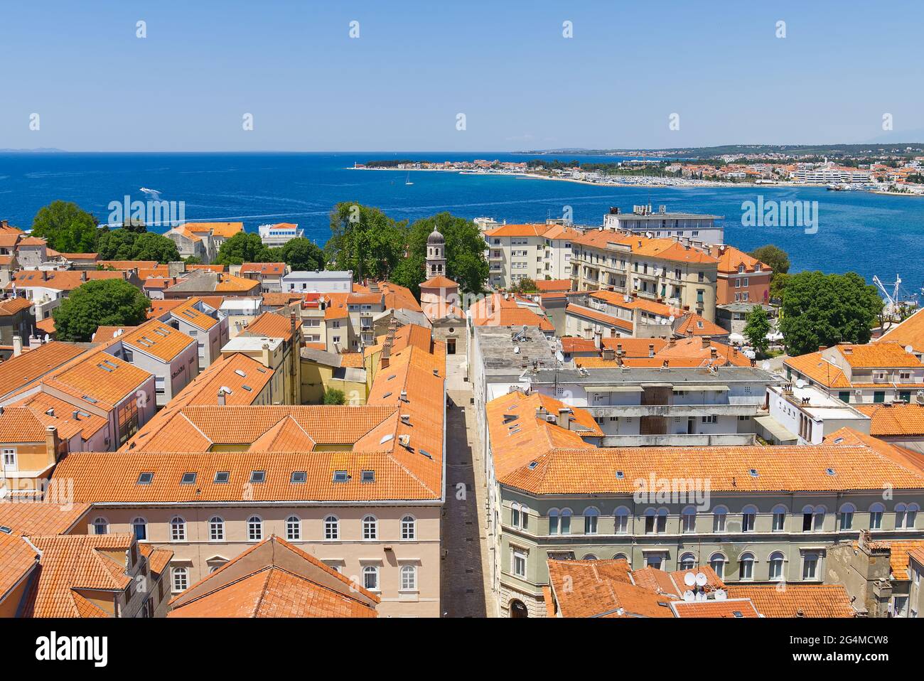 Vista dall'alto sulla città vecchia, sul mare e sulle montagne. Zara, Croazia  Foto stock - Alamy