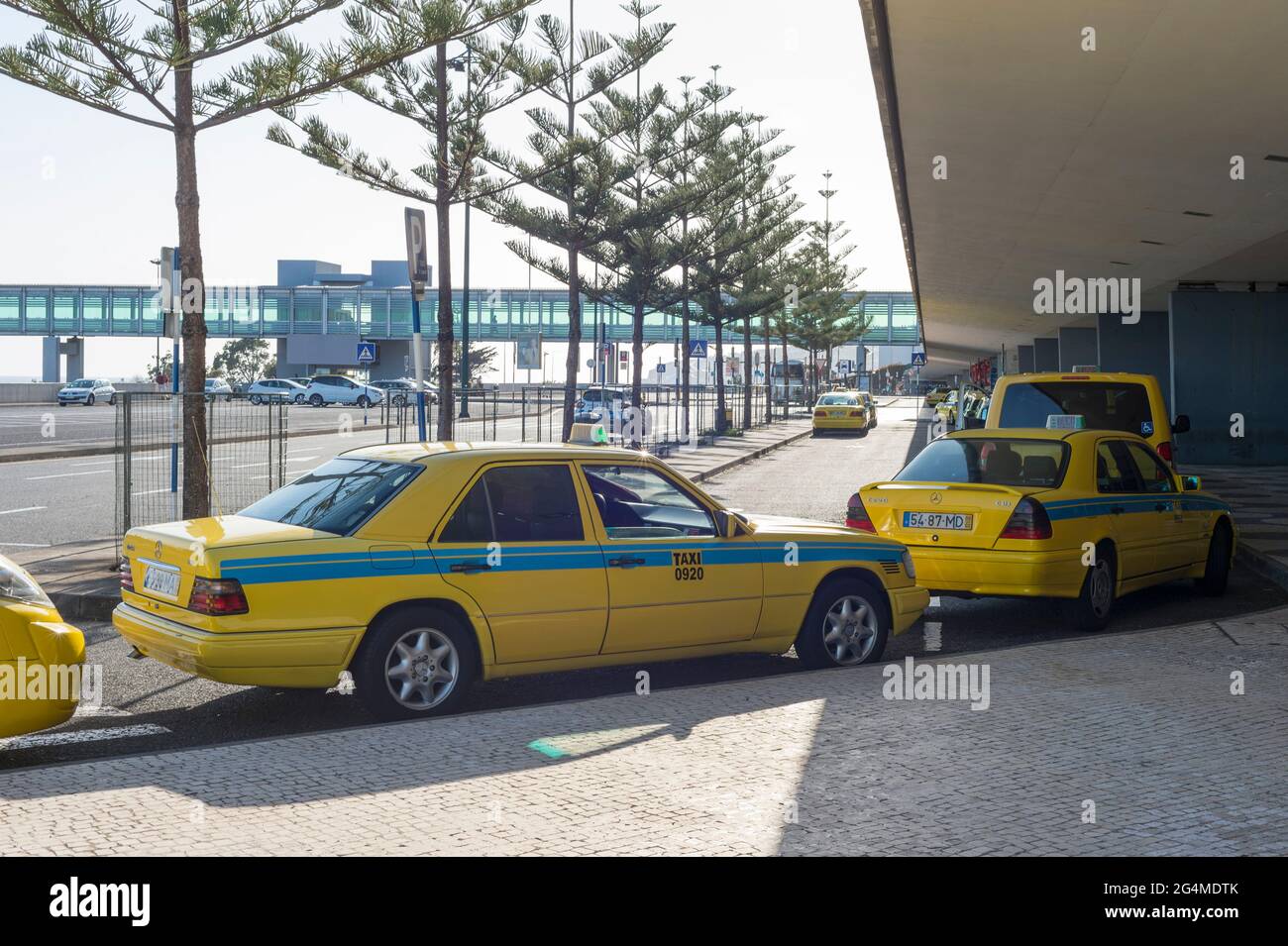 FUBCHAL, MADEIRA, PORTOGALLO - 30 GENNAIO 2020: Taxi in coda all'aeroporto internazionale Cristiano Ronaldo Foto Stock