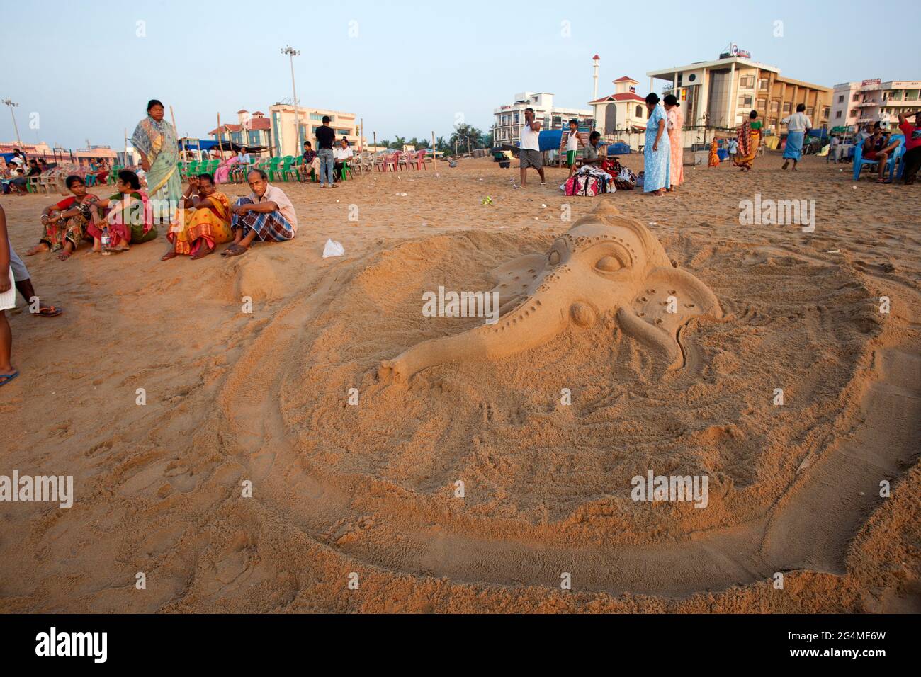 Un artista locale che fa arte di sabbia a Puri, Odisha, India, una popolare spiaggia di mare turistica dell'India orientale. Foto Stock