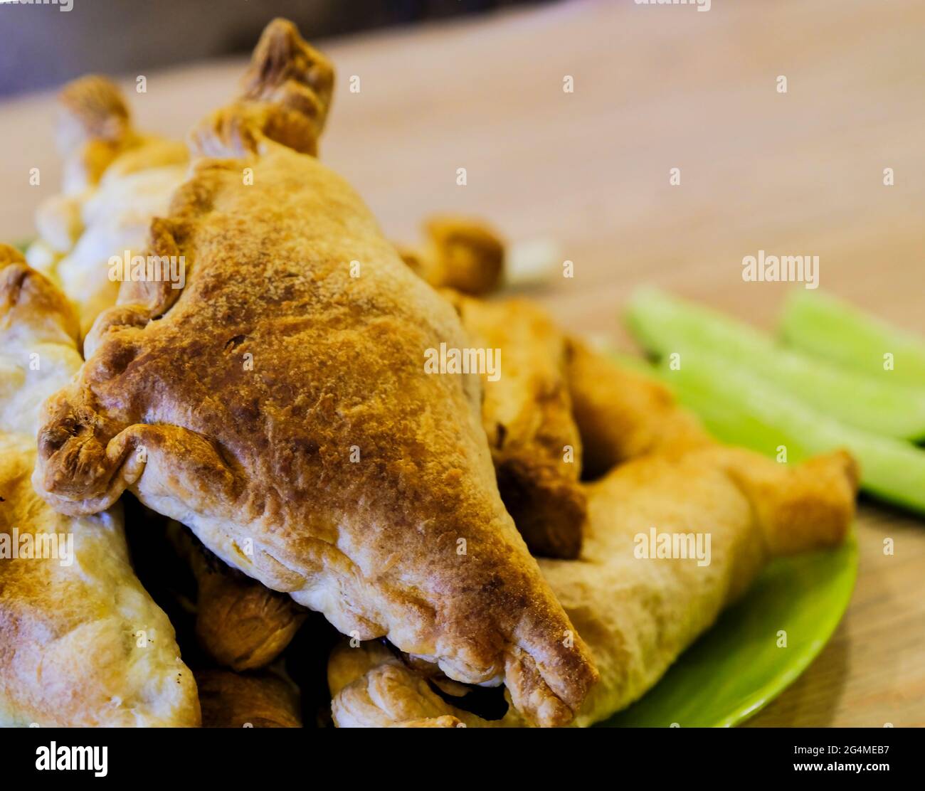 Si tratta di una vera e propria samsa uzbeka su un piatto con verdure e cipolle verdi. Cucina nazionale Foto Stock