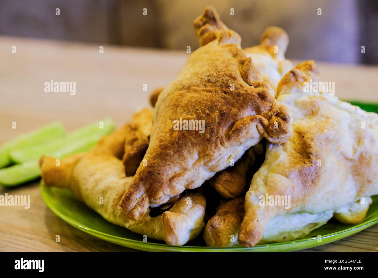 Si tratta di una vera e propria samsa uzbeka su un piatto con verdure e cipolle verdi. Cucina nazionale Foto Stock