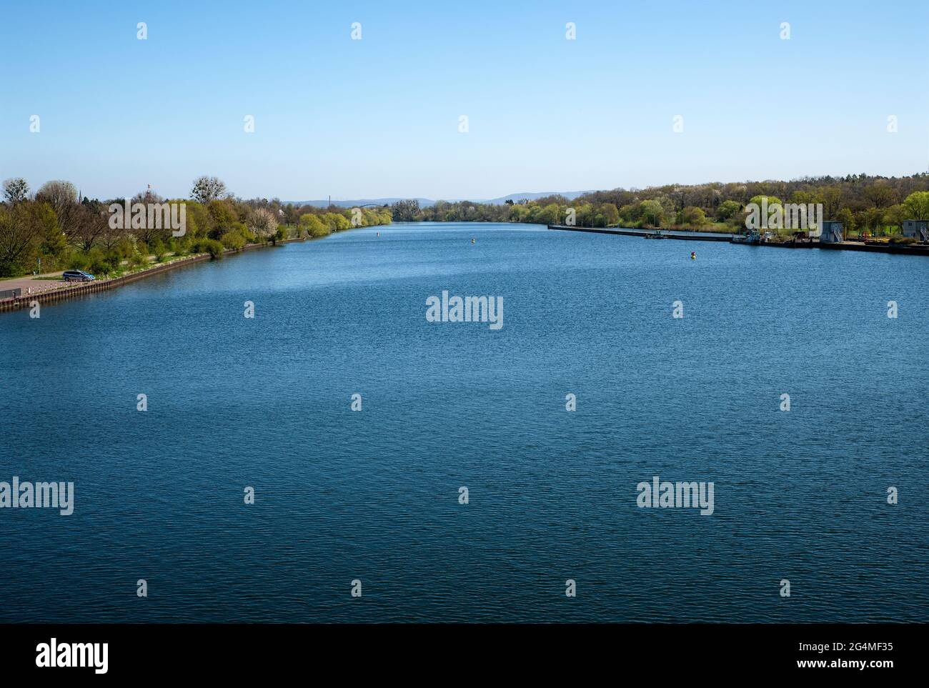 Il meno vicino Hanau visto dalla diga di Mühlheim Foto Stock