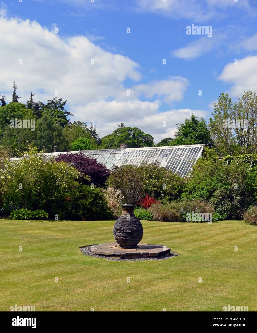 Il Mackenzie & Montur Glasshouse e la scultura all'aperto di James Parker nel giardino murato. Giardini Kailzie. Kilburn, Scottish Borders, Regno Unito Foto Stock