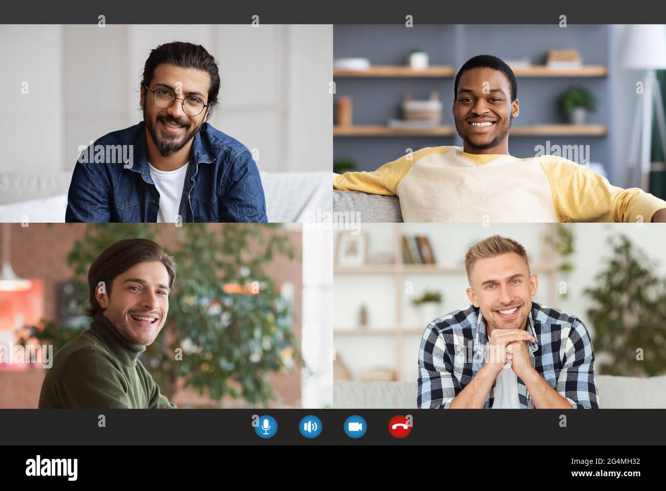 Chat online di amici, nuova normalità di comunicazione durante covid-19, distanza sociale e videoconferenza Foto Stock