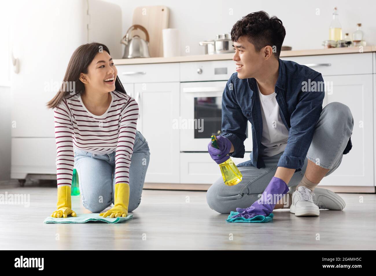 Giovane coppia asiatica piano di pulizia in cucina e di conversazione Foto Stock