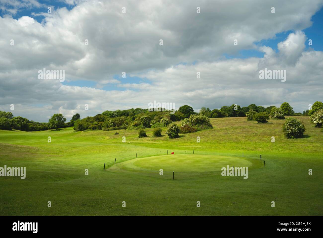 Il parco pubblico Westwood e il campo da golf pubblico in una bella mattinata estiva a Beverley, Yorkshire, Regno Unito. Foto Stock