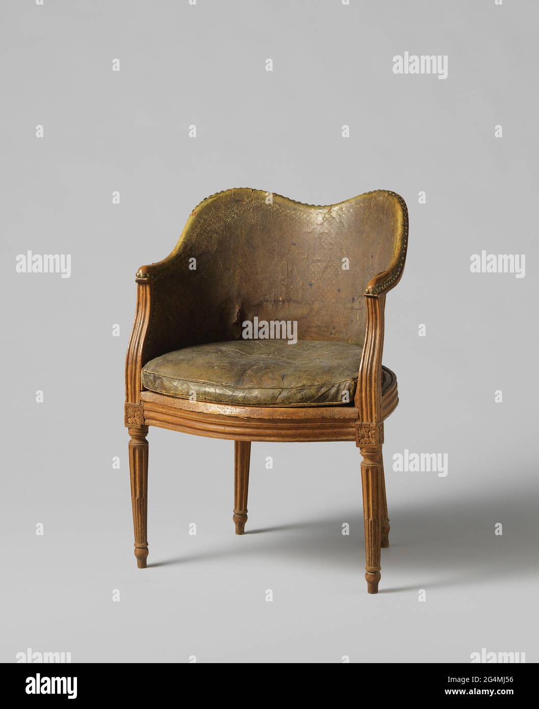 Poltrona in legno di faggio con quattro gambe scanalate, salotto semicircolare e trampolini a forma di S, schienale e seduta di canne, con cuscino sciolto di pelle. Arkchair in faggio, poggiato su quattro gambe coniche scansionate. La finestra con posti a sedere è semicircolare e ha delle regole profilate. I bracci a forma di S sono incanalati. La finestra posteriore guarita viene spinta in alto. Lo schienale e il sedile sono coperti da canne moderne; lo schienale ha una tappezzeria in pelle inchiodata e il sedile ha un cuscino in pelle sciolto. Foto Stock