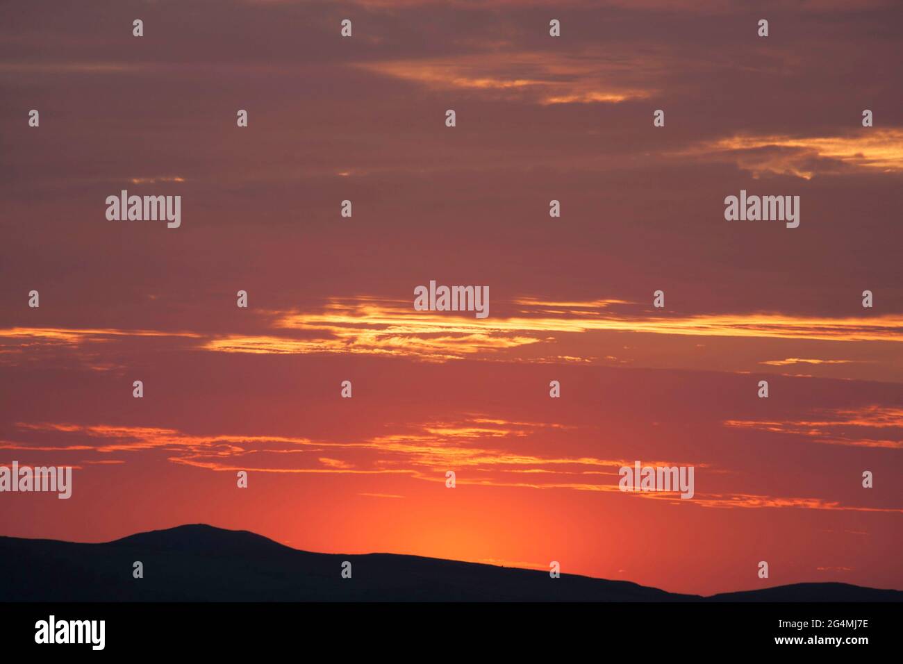 Tramonto estivo e le montagne lungo la vale di Conwy Snowdonia in una serata estiva vicino al villaggio di Eglwysbach Conwy Galles del Nord Foto Stock