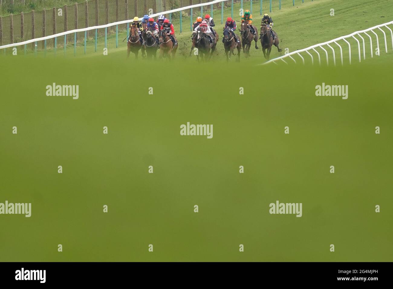 Corridori e corridori nel Scarica l'app handicap at the Races (Div 1) all'ippodromo di Brighton. Data immagine: Martedì 22 giugno 2021. Foto Stock