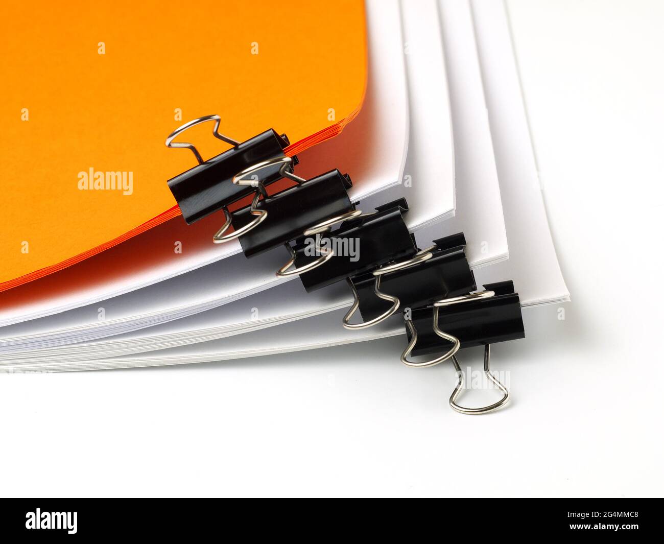 diverse pile di carta trattenute da fermagli per rilegatori, profondità di campo ridotta Foto Stock