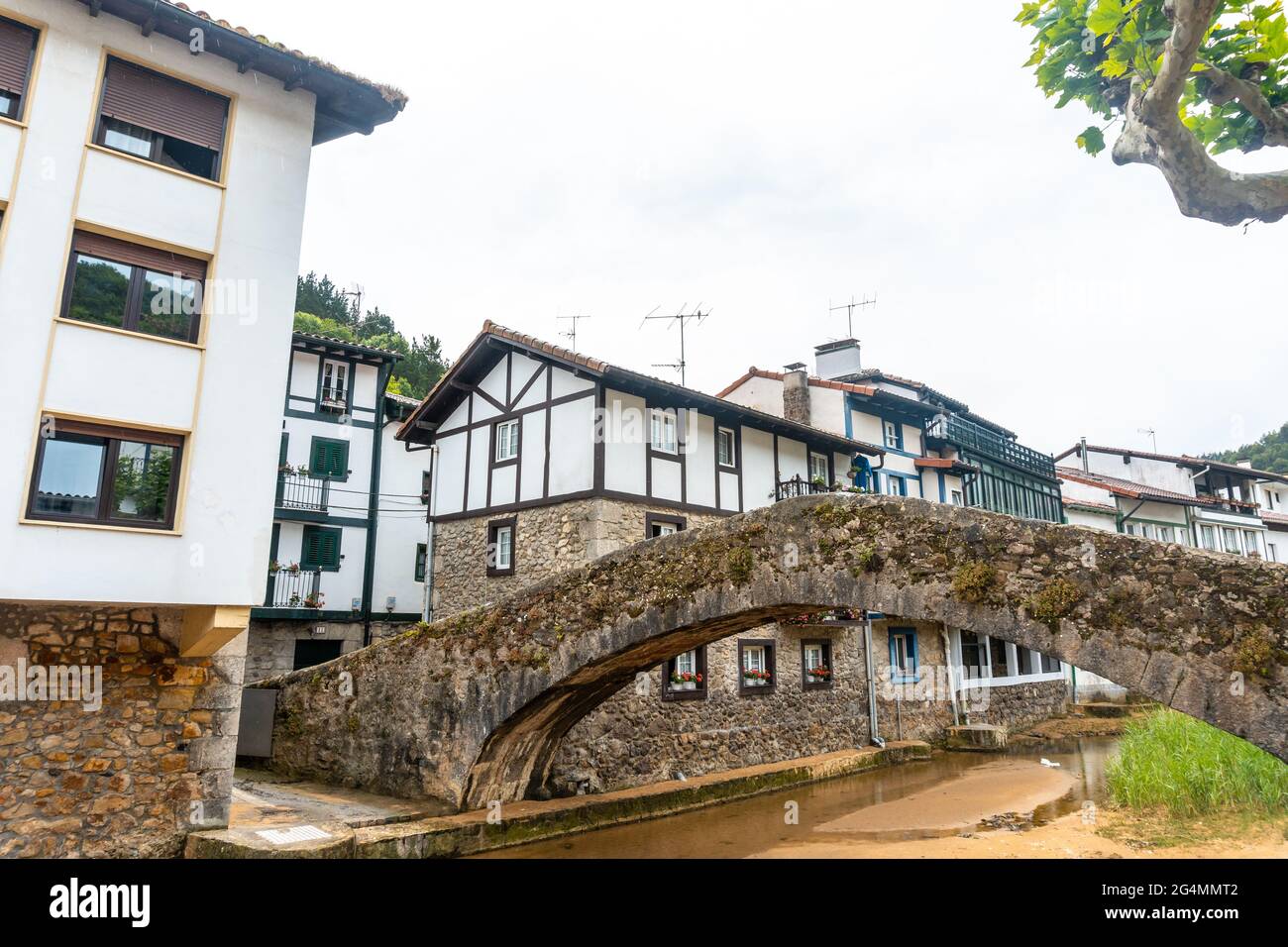 Un ponte sul fiume del comune di EA nei pressi di Lekeitio, Baia di Biscaglia nel Mar Cantabriano. Paesi Baschi Foto Stock