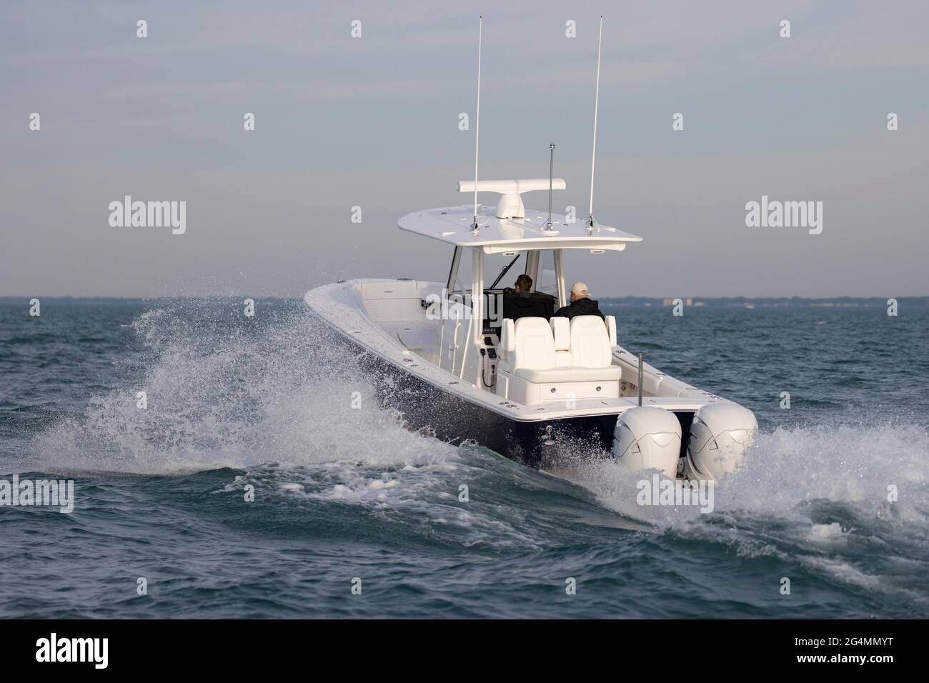 Una console centrale barca che si allontana su un lago. Foto Stock