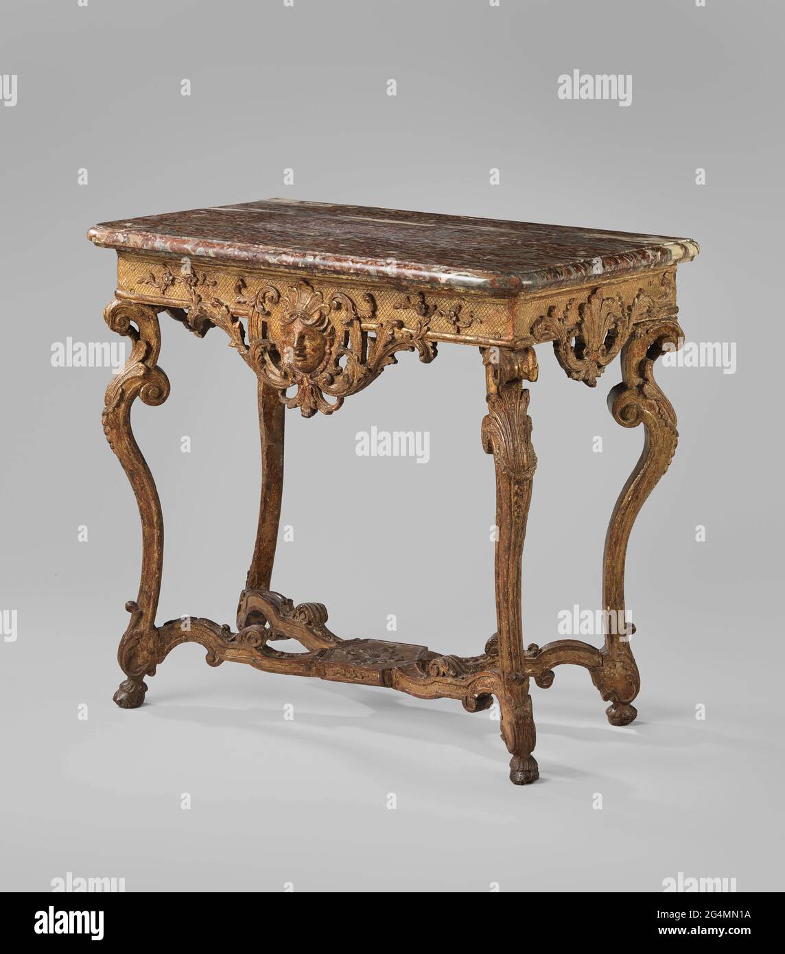 Tavolo da parete in rovere dorato. Tavolo da parete in rovere dorato. I soprastanti placy poggiante su zoccoli e l'esistenza, così come la croce a X, da volute, decorate con foglie di acanto e cordicelle campane; all'intersezione una rosetta in Hexagon. Le regole del tavolo mostrano una testa femminile su un fondo a scacchi davanti tra foglie di acanto e rami di farina, e da parte una palma con foglie di acanto. Foto Stock