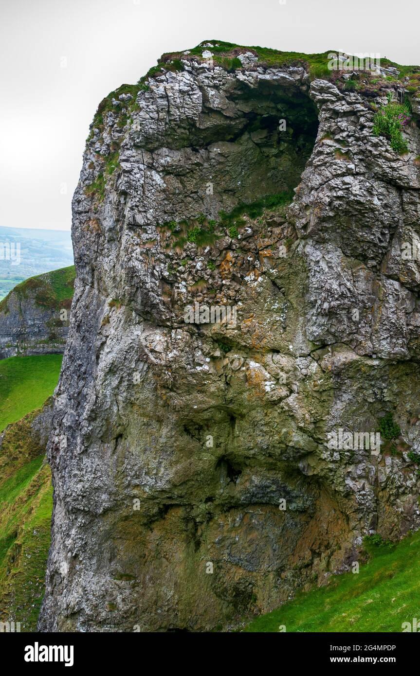 Cavità naturale mineralizzata in un affioramento di calcare di barriera corallina alto in Passo Winnats, una profonda gola di incisione a Castleton, Hope Valley. Foto Stock