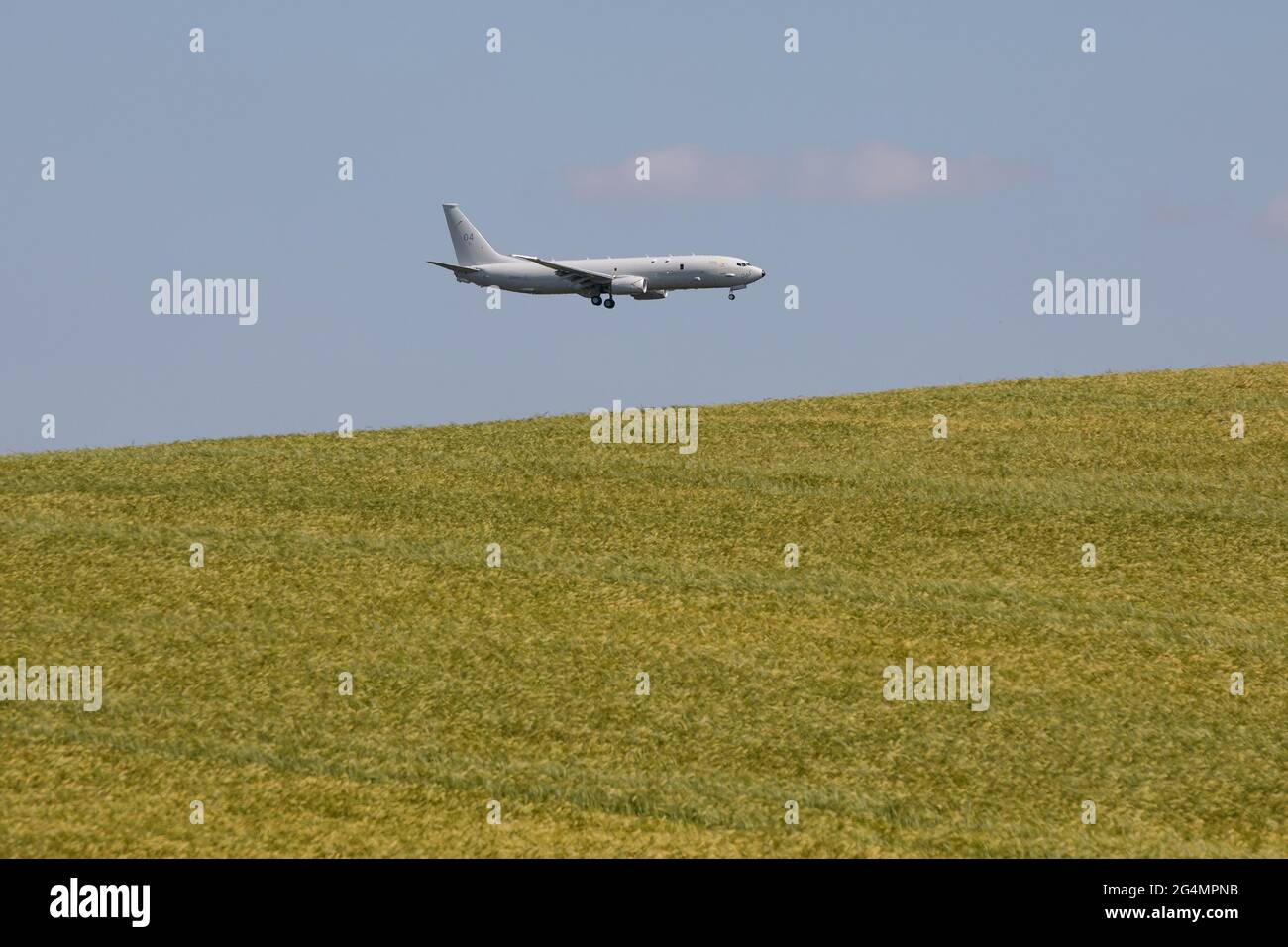 Boeing P-8 Poseidon Final approach all'aeroporto di Glasgow per un esercizio touch-and-go Foto Stock