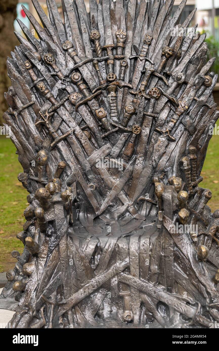 Londra, Regno Unito. 22 Giugno 2021. Una replica di Iron Throne di Game of Thrones è stata presentata oggi a Leicester Square London per celebrare il 10 ° anniversario del lancio del Trono di Spade nel Regno Unito. Credit: Ian Davidson/Alamy Live News Foto Stock