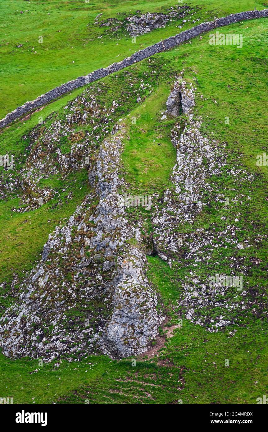 Guardando verso est verso la Hope Valley attraverso gli alti torni di calcare della barriera corallina nel passo di Winnats, una profonda gola di incisione a Castleton, Hope Valley. Foto Stock