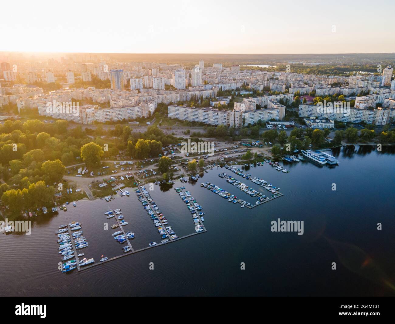 Vista aerea dell'argine di Obolon a Kiev durante il giorno Foto Stock
