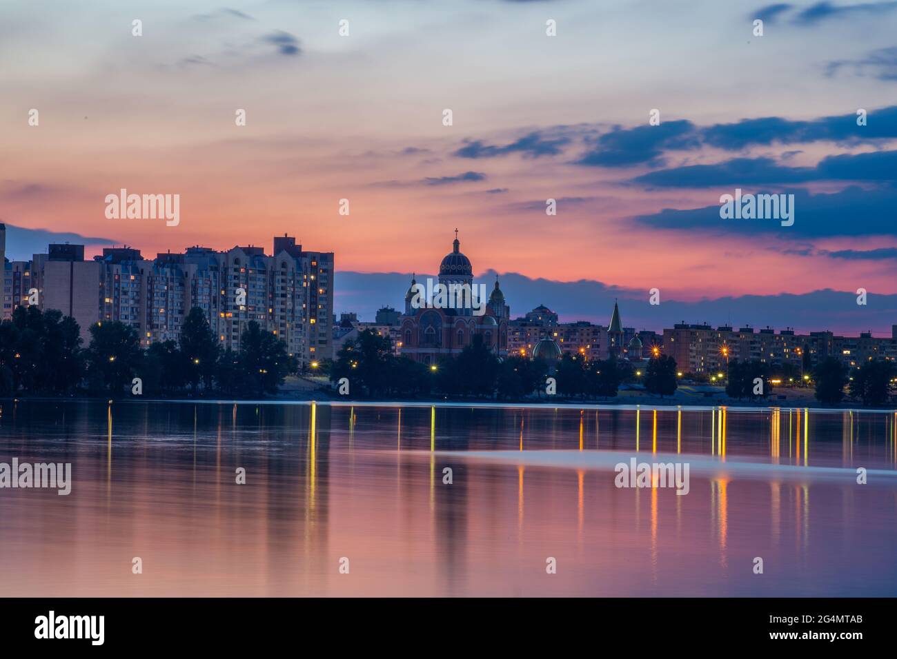 Luminoso argine notturno sulle rive del Dnieper su Obolon Foto Stock