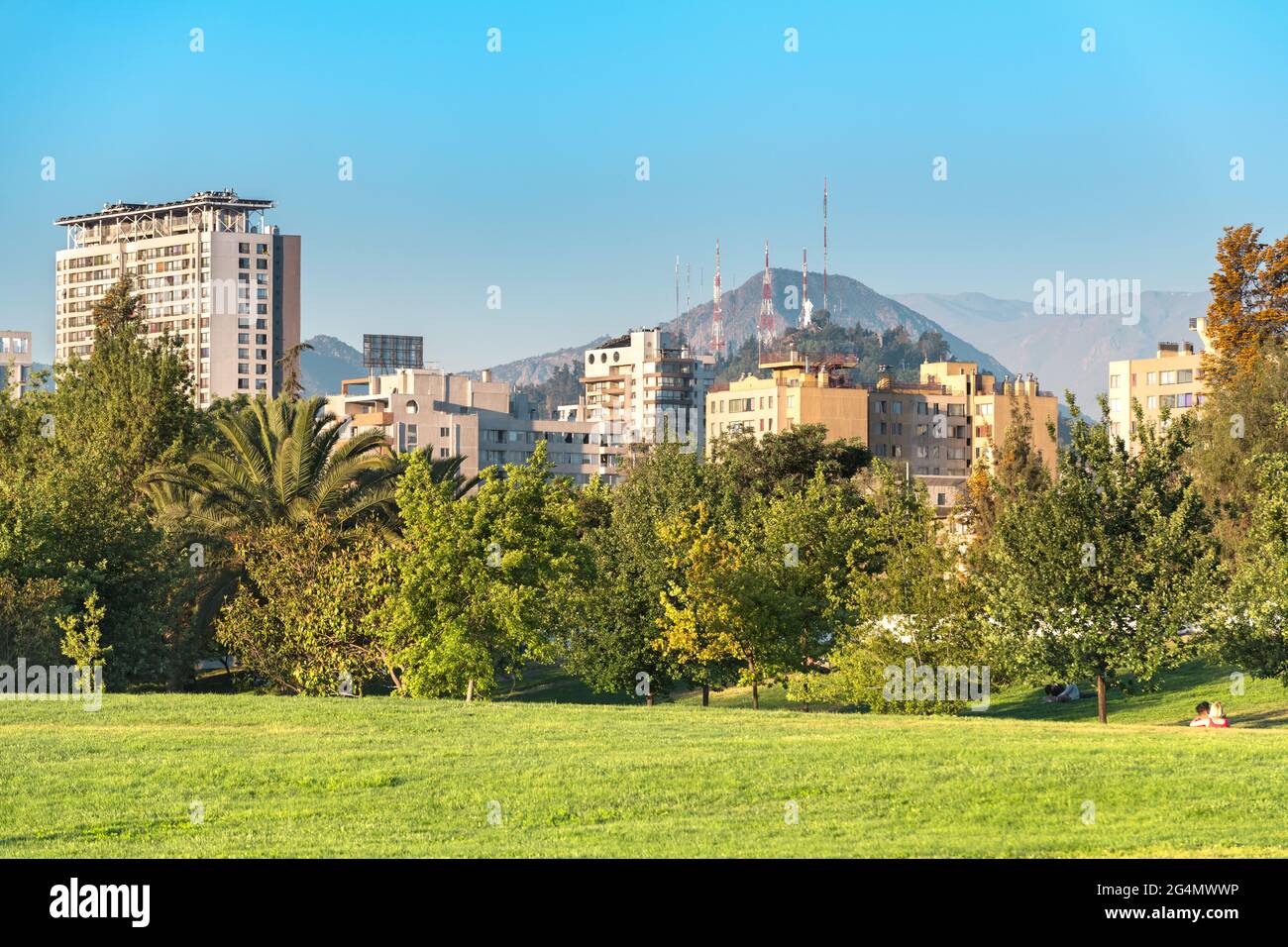 Skyline di edifici di appartamenti dal parco o'Higgins nel centro di Santiago del Cile Foto Stock