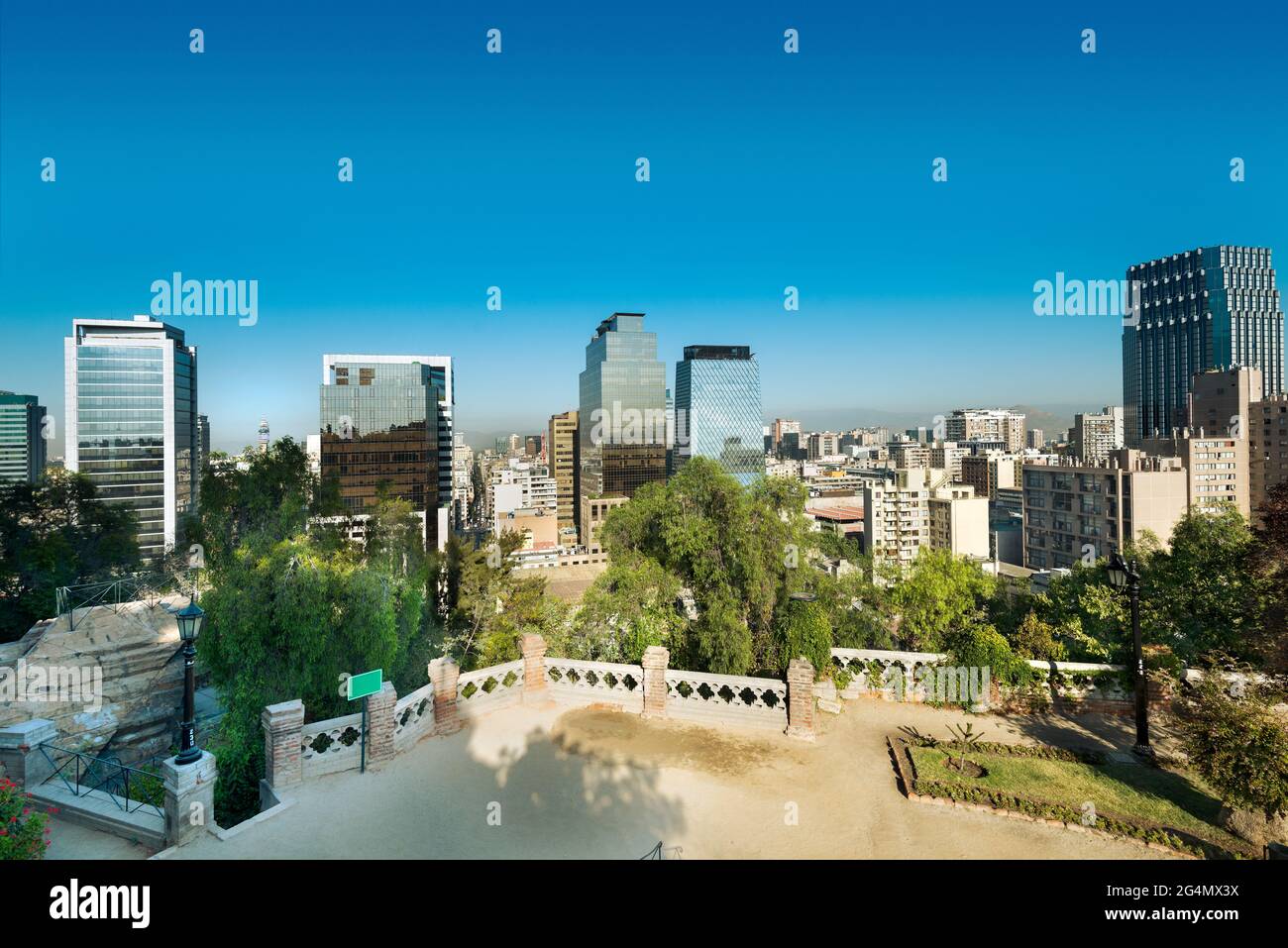 Paesaggio urbano del centro di Santiago del Cile dalla collina di Santa Lucia Foto Stock