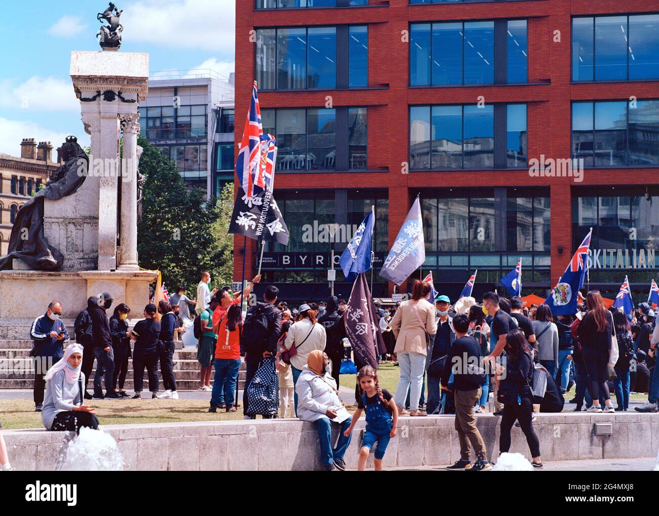 Manchester, Regno Unito - 12 giugno 2021: "Libera Hong Kong" movimenti sociali a Manchester Piccadilly Gardens. Foto Stock