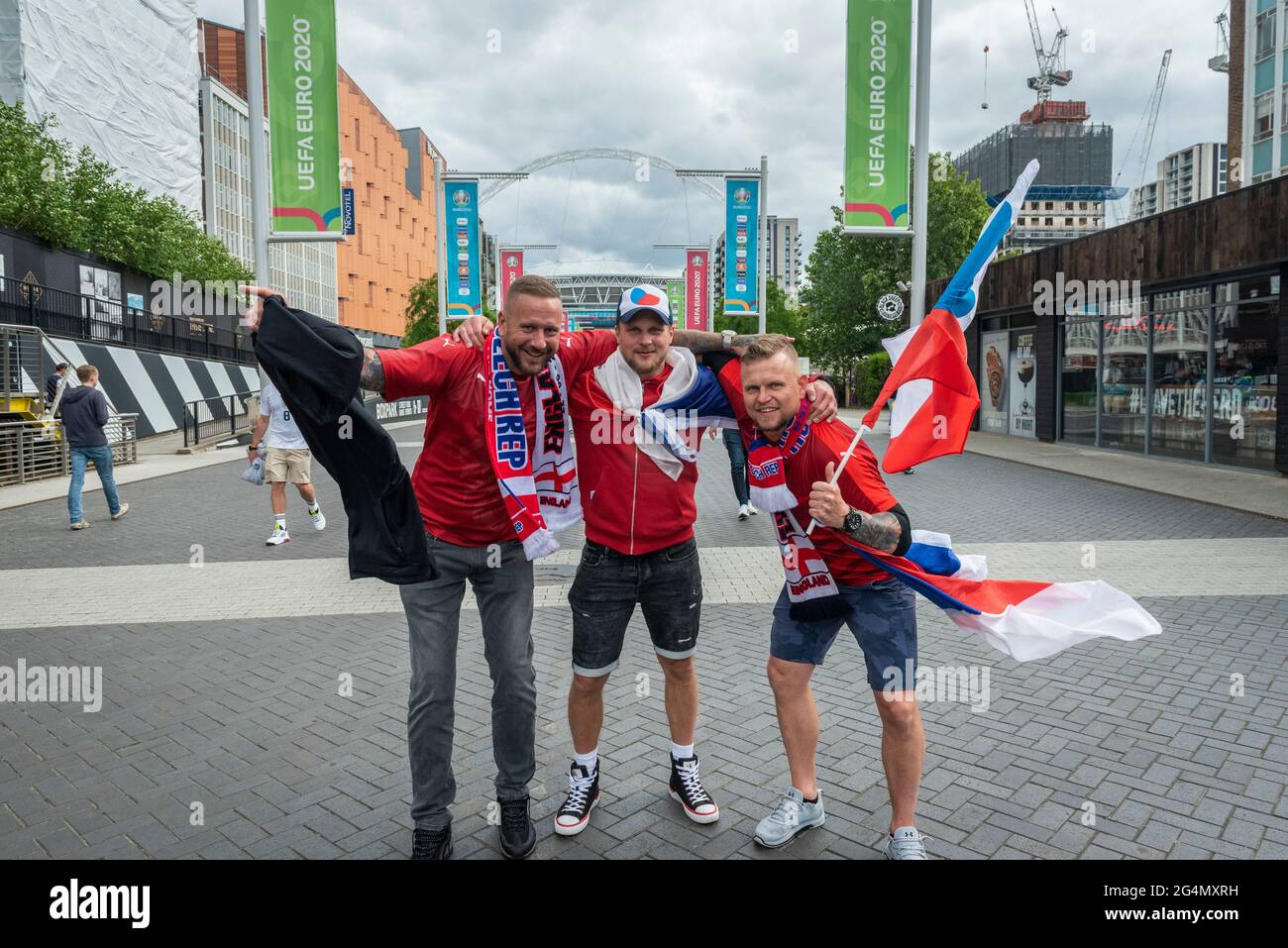 Londra, Regno Unito. 22 giugno 2021. Gli appassionati di calcio cechi arrivano per la partita Euro 2020 Group D tra la Repubblica Ceca e l'Inghilterra al Wembley Stadium. Lo stadio di Wembley ospiterà le semifinali e le finali con una capacità del 75% consentita per il governo britannico, che equivale a poco più di 60,000 spettatori, i più ammessi in occasione di un importante evento sportivo dall'inizio della pandemia. Credit: Stephen Chung / Alamy Live News Foto Stock