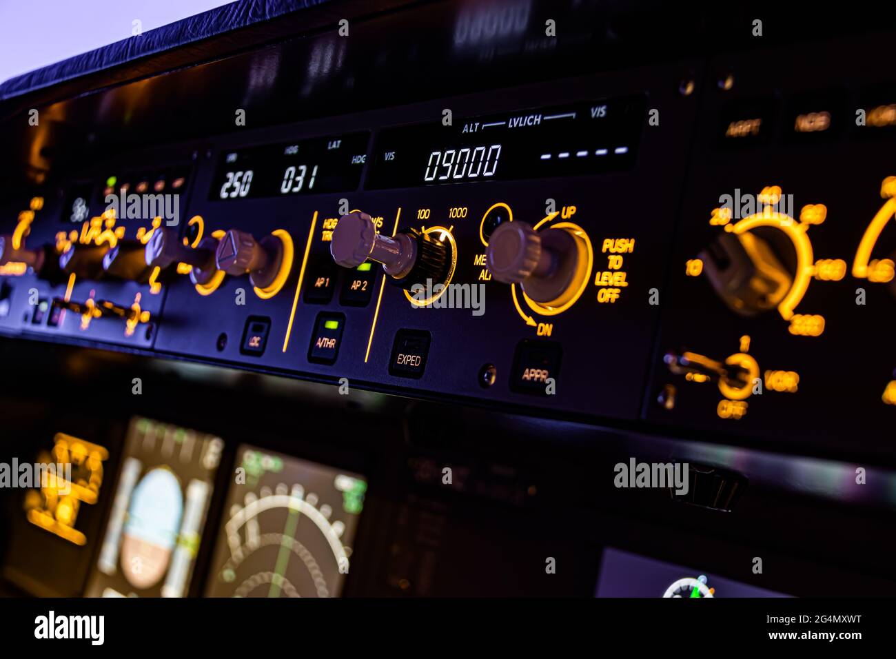 L'unità di controllo di volo di un aeromobile commerciale, con vari sa e interruttori per il controllo dei sistemi aerei. Foto Stock