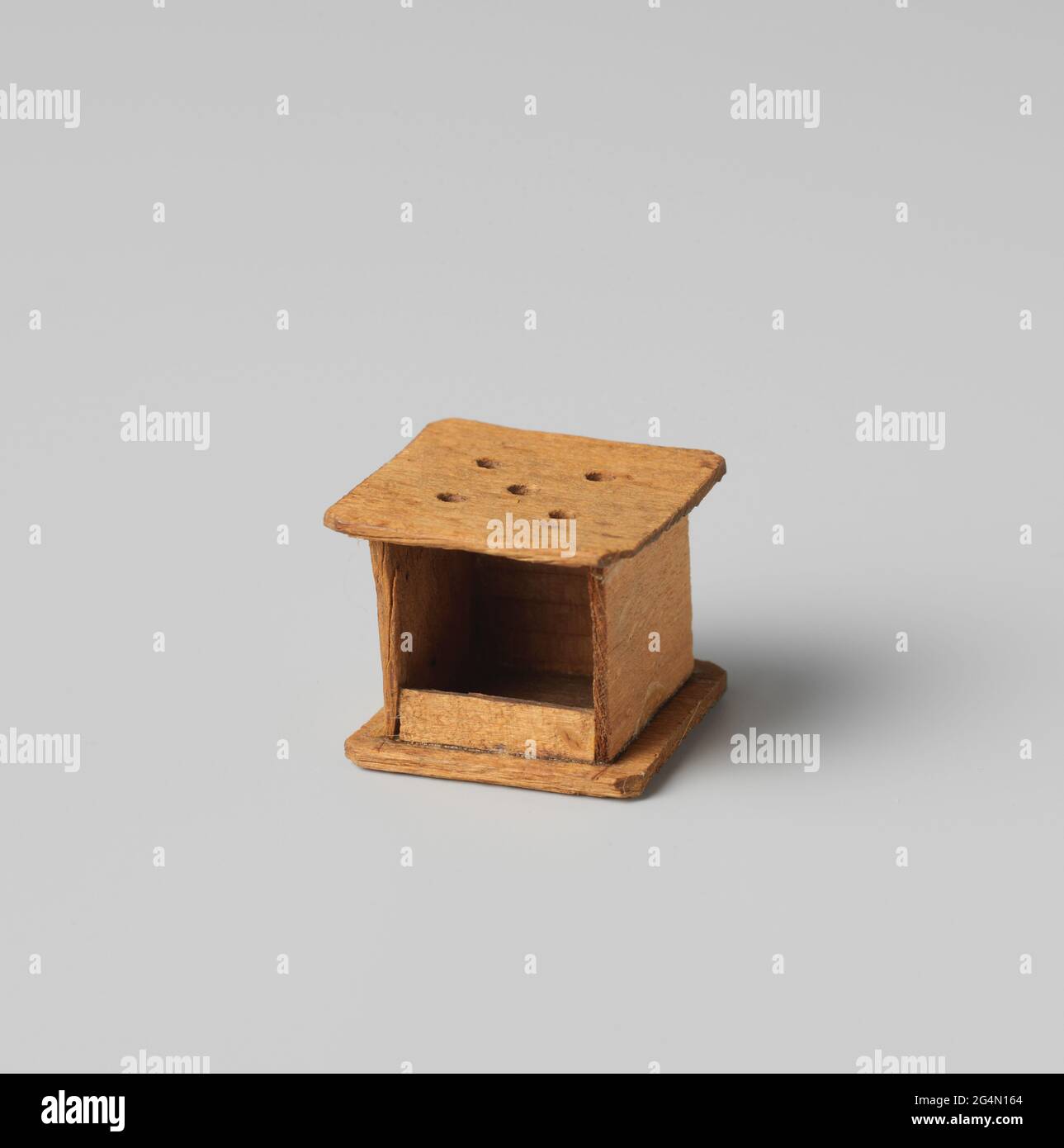 Stufato, rettangolare, con cinque fori. Stufa in legno di faggio, rettangolare, con cinque fori nella parte superiore; il retro di pino. Foto Stock