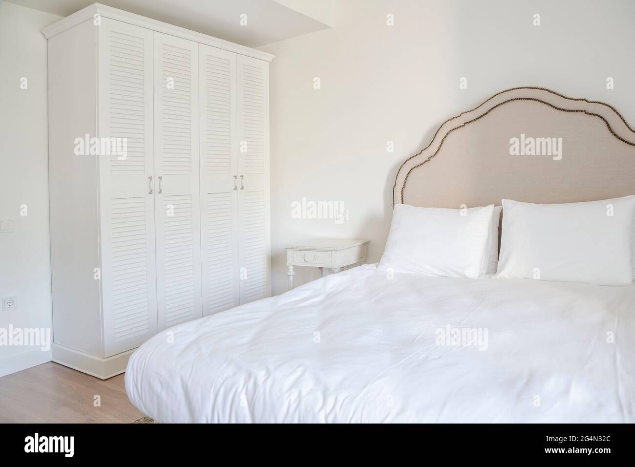 un letto singolo e armadio all'interno di una camera da letto, interno Foto Stock