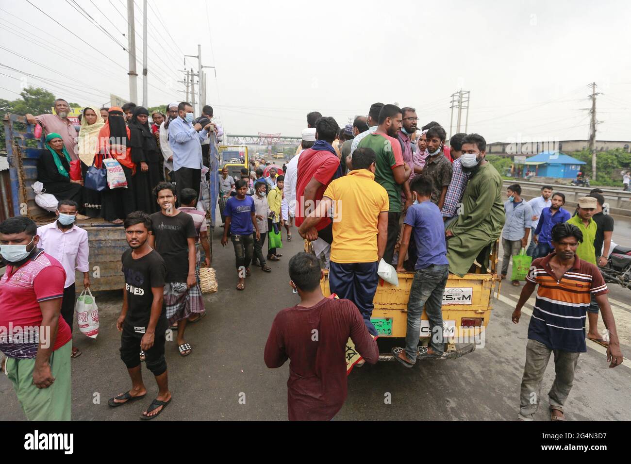 I viaggiatori e i trasportatori hanno sofferto immensamente su diverse autostrade il primo giorno delle nuove restrizioni alla circolazione pubblica e alle attività, ad eccezione dei servizi di emergenza in sette distretti della divisione Dhaka il martedì, tra la sospensione dei servizi interdistrettuali di autobus e traghetti passeggeri e dei servizi ferroviari limitati, a Narayanganj, in Bangladesh; 22 giugno 2021. Foto di Suvra Kanti Das/ABACAPRESS.COM Foto Stock
