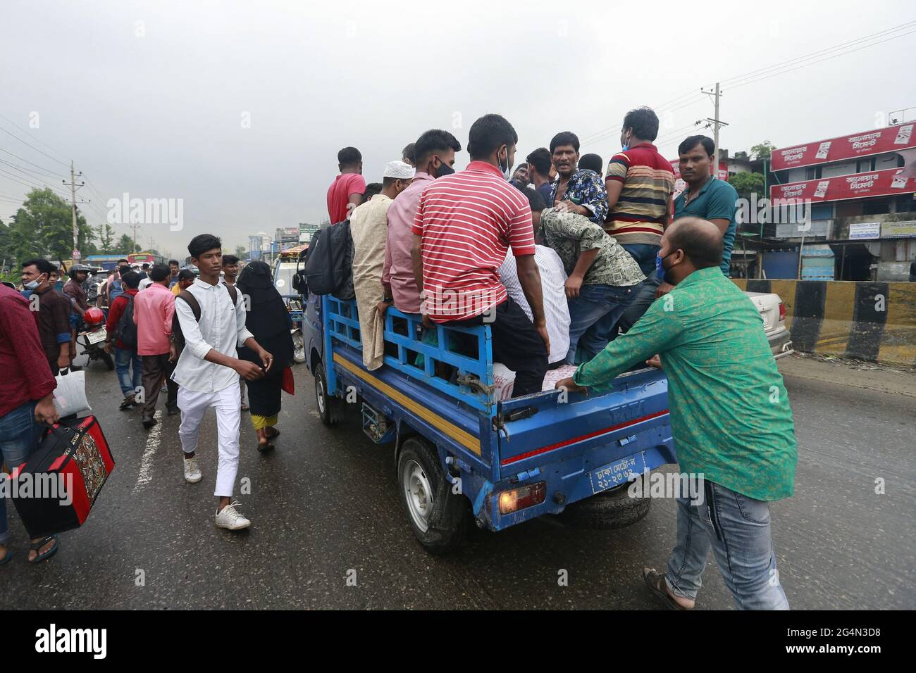 I viaggiatori e i trasportatori hanno sofferto immensamente su diverse autostrade il primo giorno delle nuove restrizioni alla circolazione pubblica e alle attività, ad eccezione dei servizi di emergenza in sette distretti della divisione Dhaka il martedì, tra la sospensione dei servizi interdistrettuali di autobus e traghetti passeggeri e dei servizi ferroviari limitati, a Narayanganj, in Bangladesh; 22 giugno 2021. Foto di Suvra Kanti Das/ABACAPRESS.COM Foto Stock