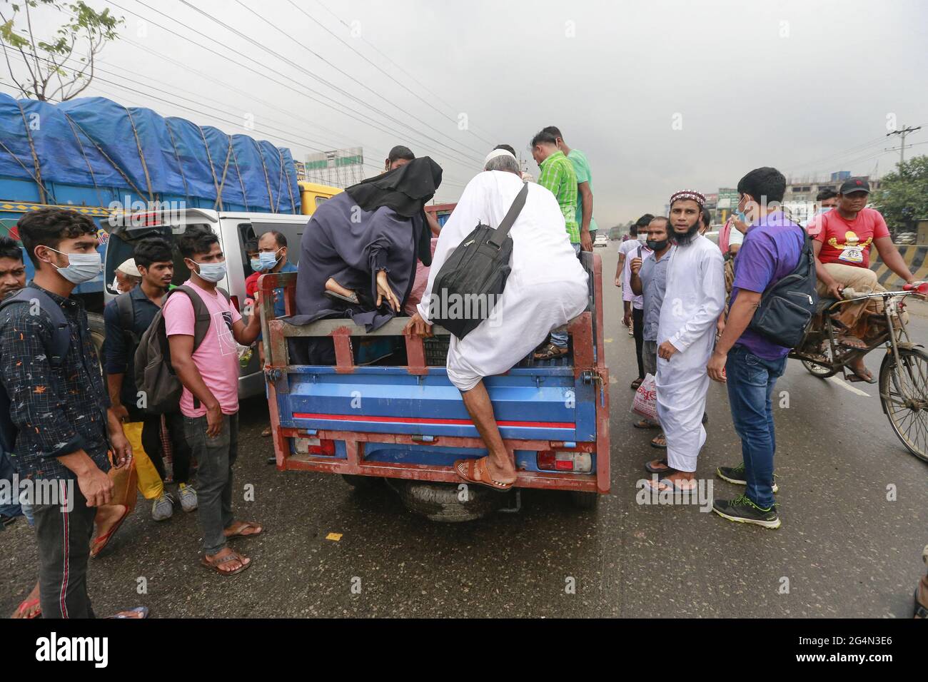 I viaggiatori e i trasportatori hanno sofferto immensamente su diverse autostrade il primo giorno delle nuove restrizioni alla circolazione pubblica e alle attività, ad eccezione dei servizi di emergenza in sette distretti della divisione Dhaka il martedì, tra la sospensione dei servizi interdistrettuali di autobus e traghetti passeggeri e dei servizi ferroviari limitati, a Narayanganj, in Bangladesh; 22 giugno 2021. Foto di Suvra Kanti Das/ABACAPRESS.COM Foto Stock