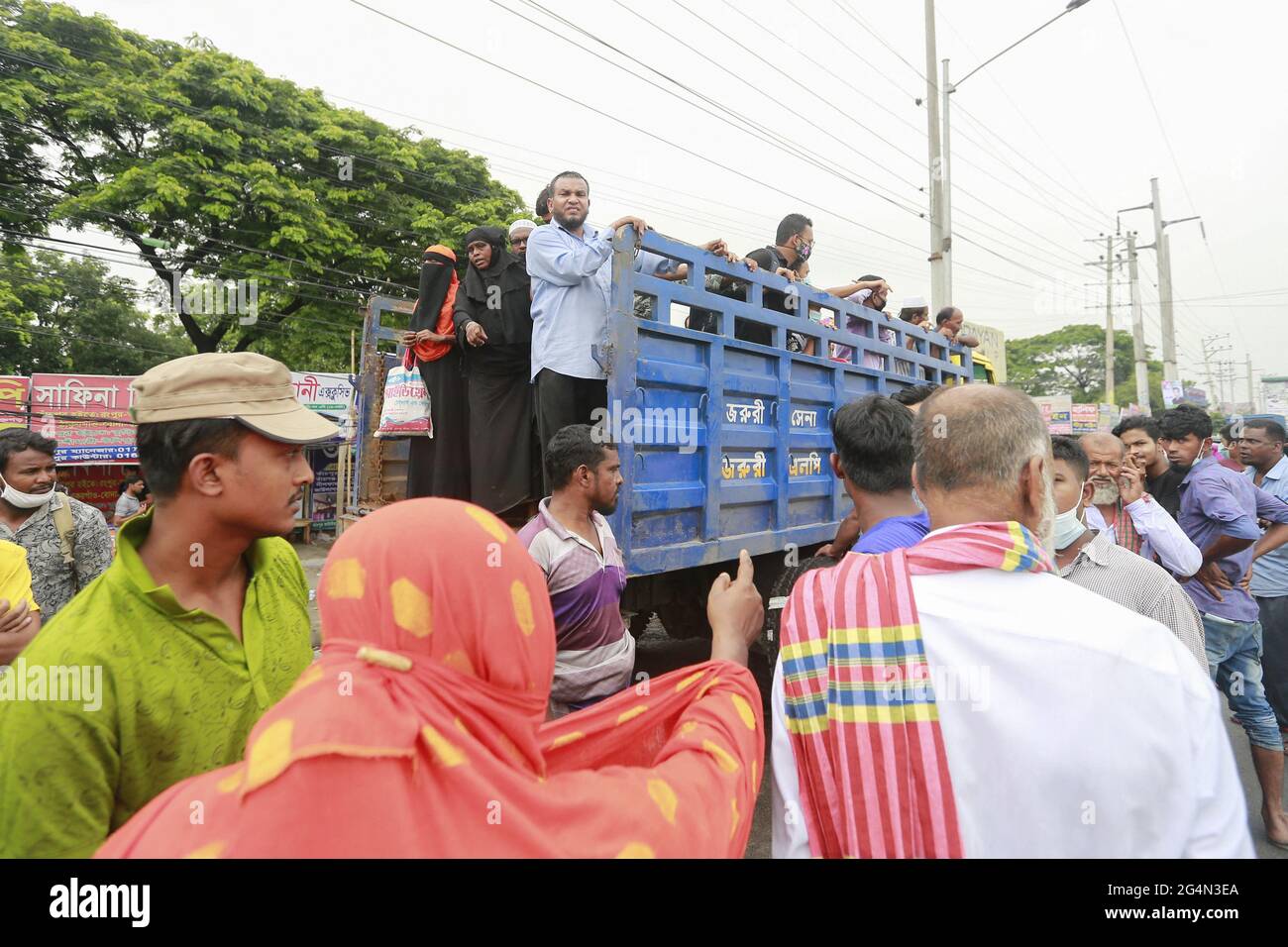 I viaggiatori e i trasportatori hanno sofferto immensamente su diverse autostrade il primo giorno delle nuove restrizioni alla circolazione pubblica e alle attività, ad eccezione dei servizi di emergenza in sette distretti della divisione Dhaka il martedì, tra la sospensione dei servizi interdistrettuali di autobus e traghetti passeggeri e dei servizi ferroviari limitati, a Narayanganj, in Bangladesh; 22 giugno 2021. Foto di Suvra Kanti Das/ABACAPRESS.COM Foto Stock