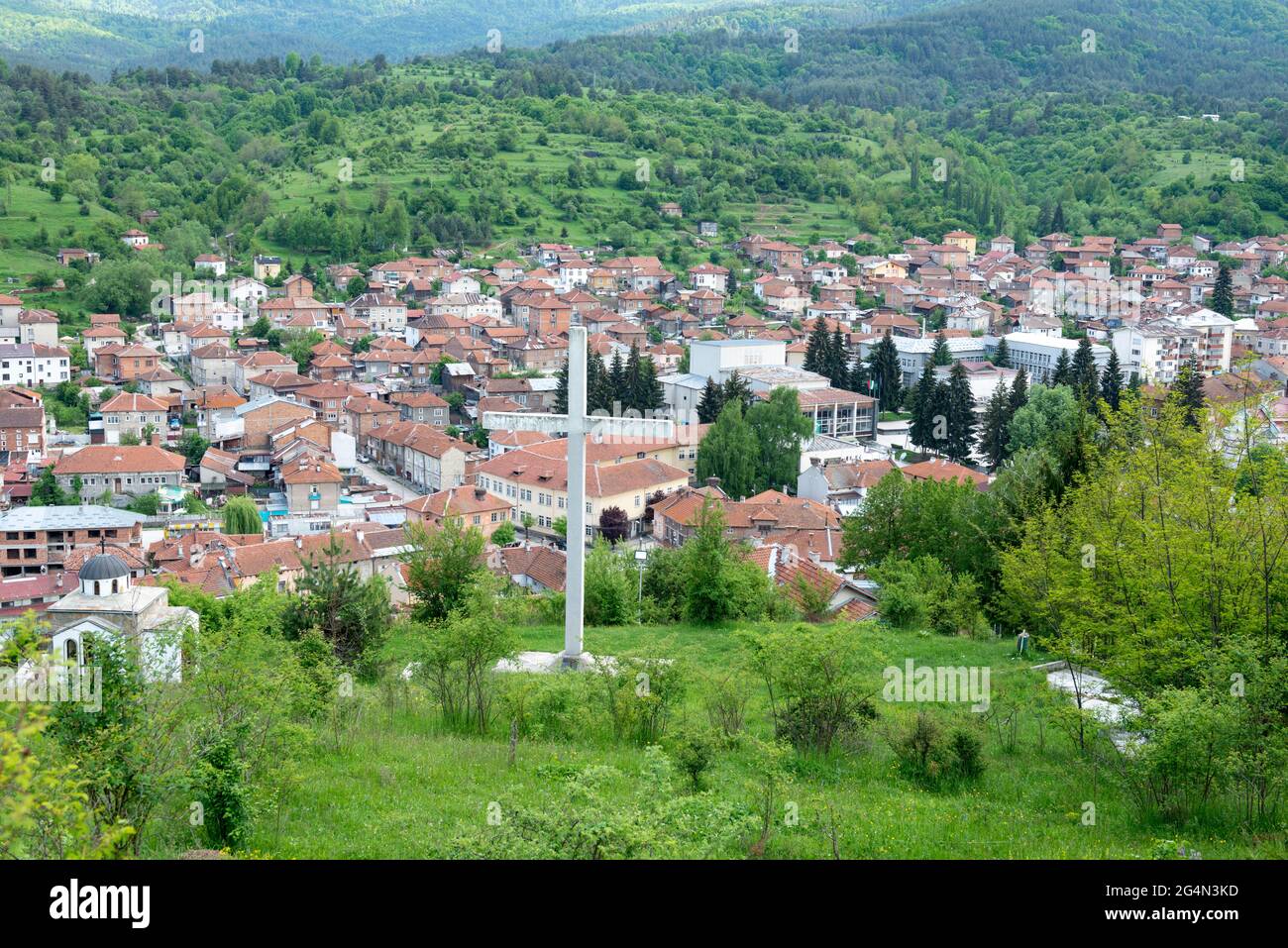 Collina cima croce di pietra che domina la città di Batak, Bulgaria meridionale, Balcani, Europa orientale Foto Stock