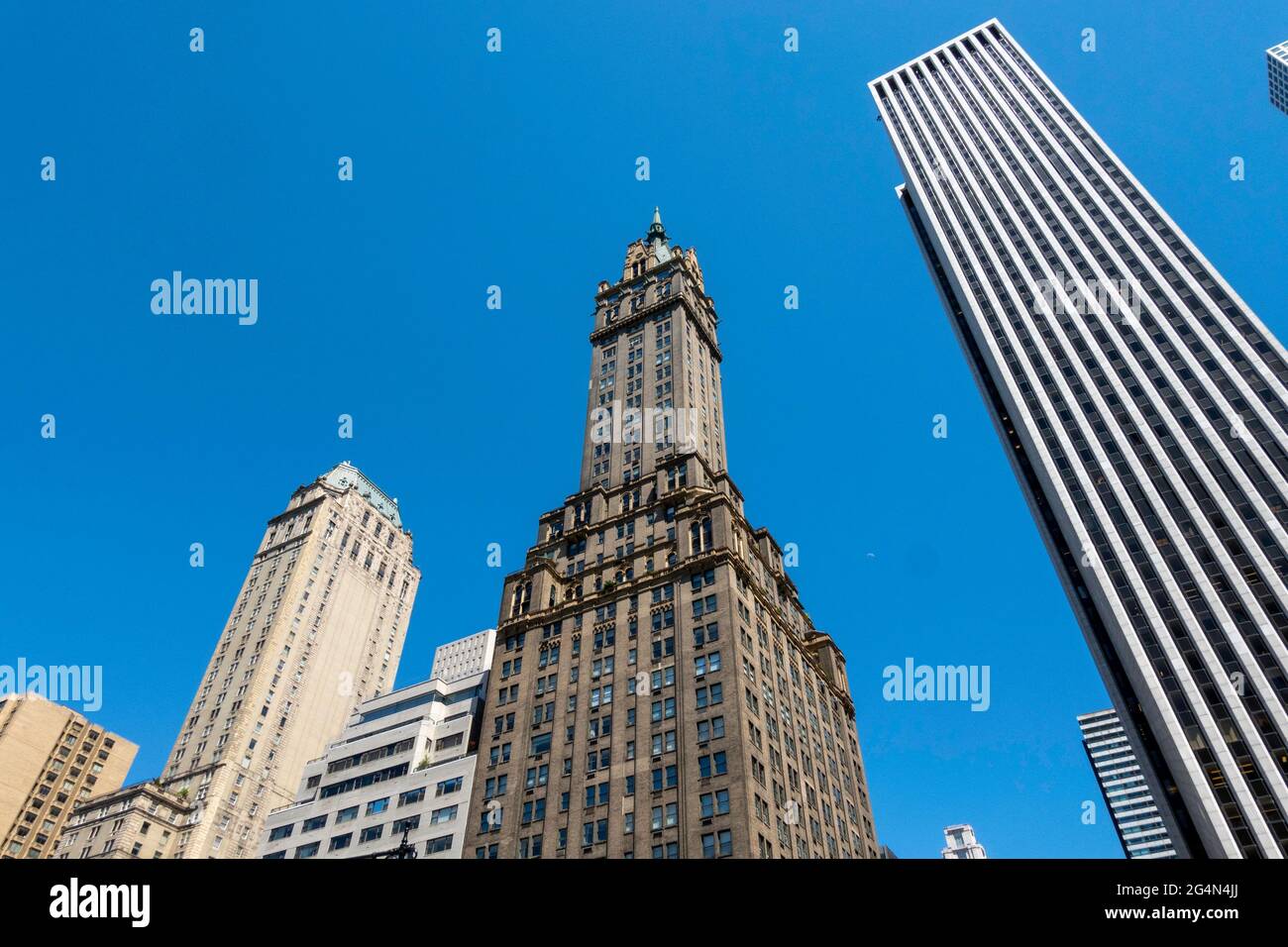 Sherry-Netherland Hotel e il General Motors Building sulla Fifth Avenue visto da Central Park, New York Foto Stock