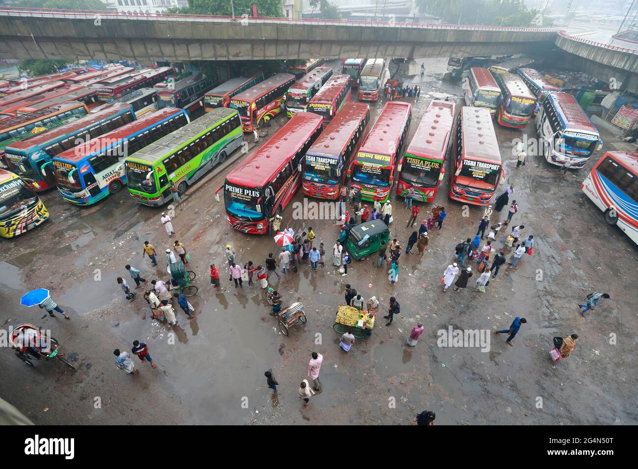 Dhaka, Bangladesh. 22 Giugno 2021. I viaggiatori e i trasportatori hanno sofferto immensamente su diverse autostrade il primo giorno delle nuove restrizioni alla circolazione pubblica e alle attività, ad eccezione dei servizi di emergenza in sette distretti della divisione Dhaka il martedì, tra la sospensione dei servizi interdistrettuali di autobus e traghetti passeggeri e dei servizi ferroviari limitati, a Dhaka, in Bangladesh; 22 giugno 2021. Credit: Suvra Kanti Das/ZUMA Wire/Alamy Live News Foto Stock