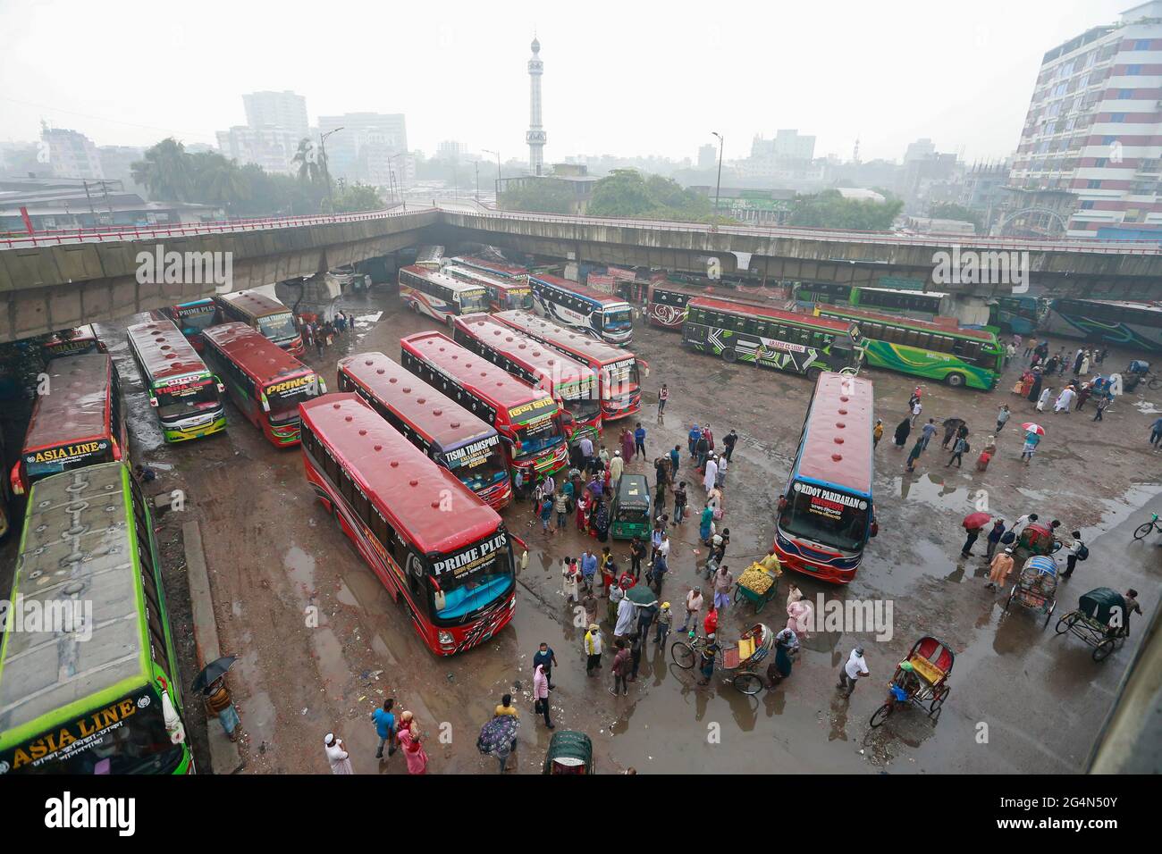 Dhaka, Bangladesh. 22 Giugno 2021. I viaggiatori e i trasportatori hanno sofferto immensamente su diverse autostrade il primo giorno delle nuove restrizioni alla circolazione pubblica e alle attività, ad eccezione dei servizi di emergenza in sette distretti della divisione Dhaka il martedì, tra la sospensione dei servizi interdistrettuali di autobus e traghetti passeggeri e dei servizi ferroviari limitati, a Dhaka, in Bangladesh; 22 giugno 2021. Credit: Suvra Kanti Das/ZUMA Wire/Alamy Live News Foto Stock